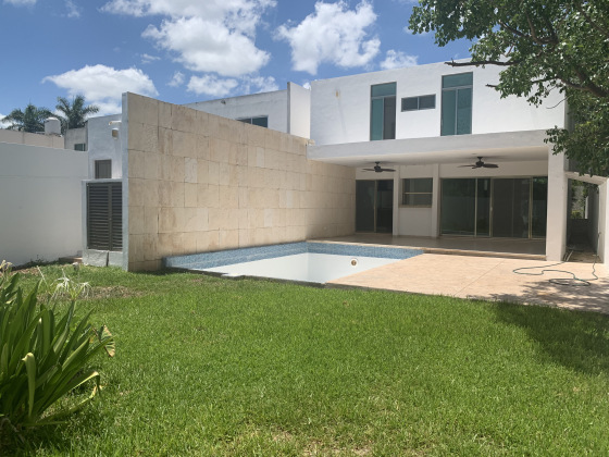 AMPLIA Y MODERNA CASA SIN MUEBLES EN MONTES DE AMÉ