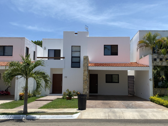CASA EN VENTA DE 3 RECAMARAS EN PRIVADA COCOYOLES